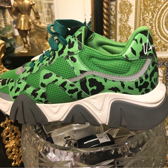 Women athletic shoes the white medusa is an add on - Picture 10 of 14